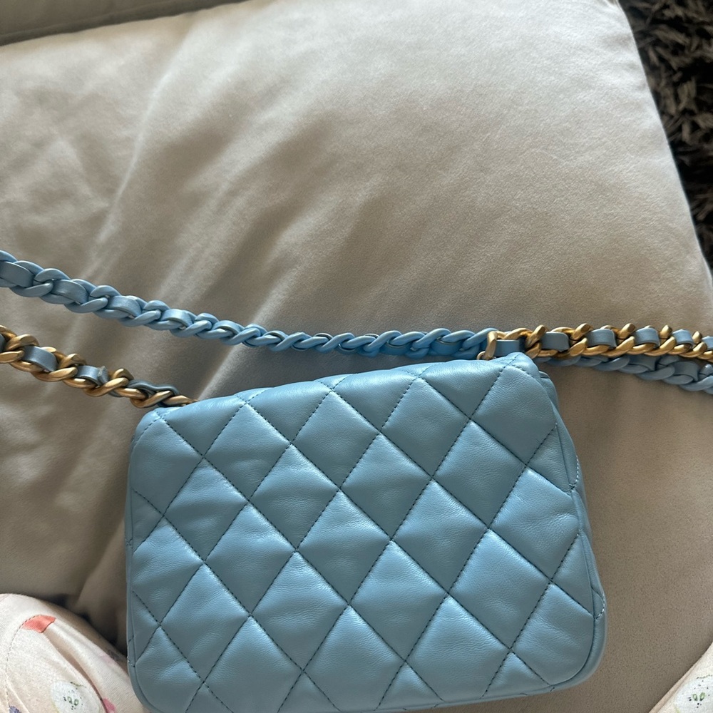 CHANEL Sky Blue Quilted Crossbody Bag with Gold Chain - Picture 7 of 9